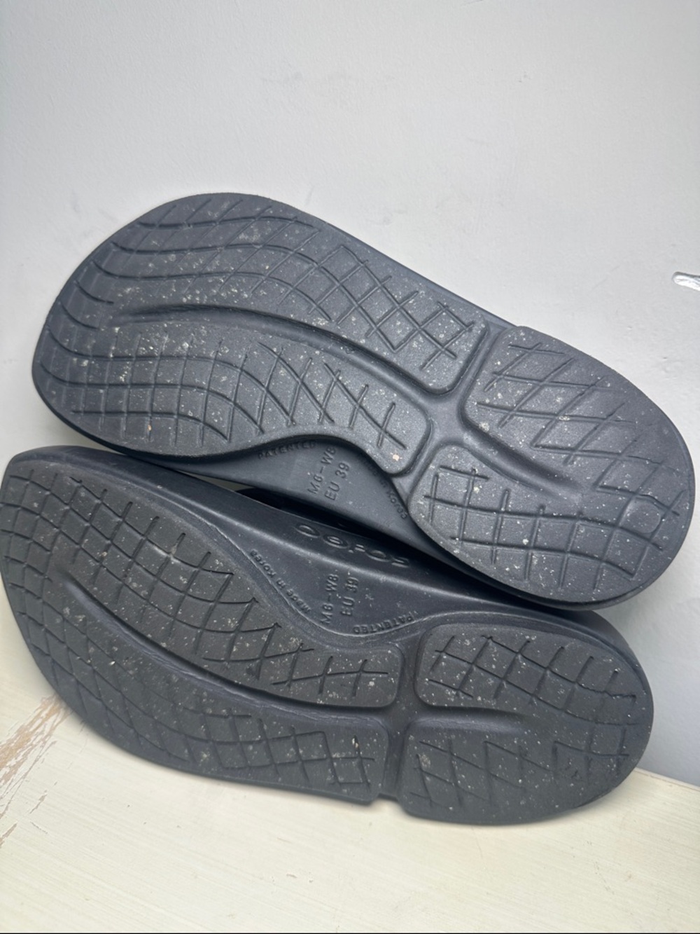 OOFOS Black Recovery Flip Sandals - Picture 6 of 7